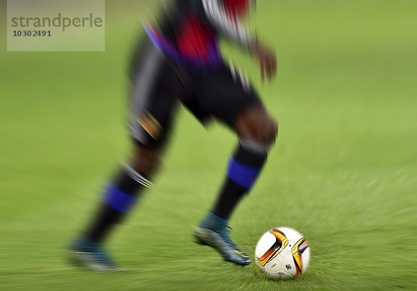 Ball und Beine von einem Fussballspieler  gezoomt  Basel  Schweiz  Europa
