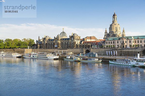 Blick über Elbe mit Kunstakademie  Frauenkirche  Brühlsche Terrasse  Schiffe der Sächsischen Dampfschiffahrt  Dresden  Sachsen  Deutschland  Europa