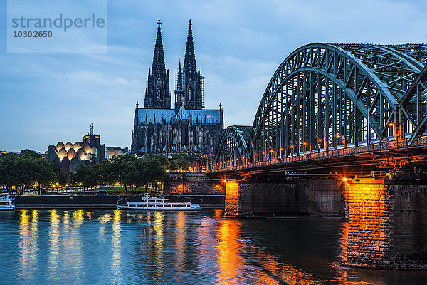 Hohenzollernbrücke und Kölner Dom  Rhein  bei Nacht  Köln  Deutschland  Europa