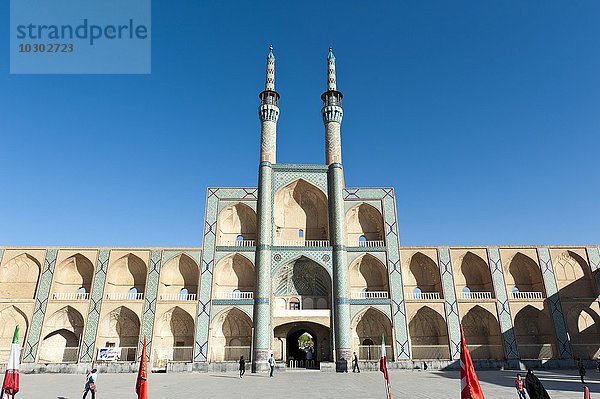 Tekiyeh Amir Chaqmaq-Platz mit Fassade einer ehemaligen Moschee mit Doppel-Minarett  Yazd  Iran