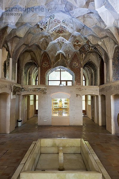 Innenraum mit Stalaktiten Decke und Wasserbecken  Vierzigsäulenpalast  Pavillon Tschehel Sotun  Museum  Qazvin  Iran