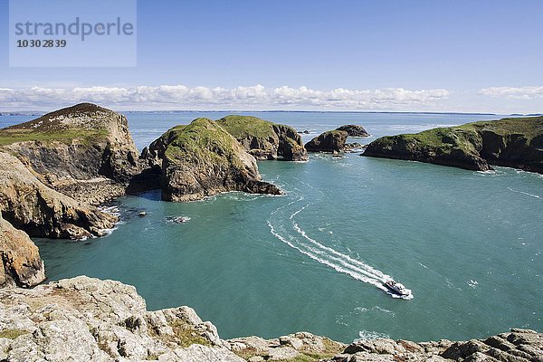 Boot in einer Bucht von Ramsey Island  Pembrokeshire  Wales  Großbritannien  Europa