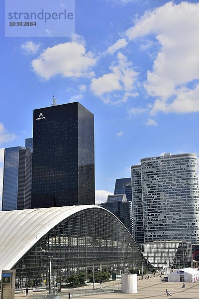 Kongresszentrum CNIT mit Bürohochhäusern am Voie des Sculptures in La Defense  Nanterre  Paris  Hauts de Seine  Frankreich  Europa