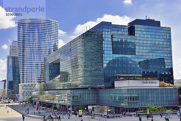 Bürohochhäuser mit Glasfassaden in La Defense  Nanterre  Paris  Hauts de Seine  Frankreich  Europa