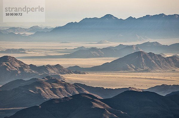 Isolierte Bergrücken am Rande der Namib-Wüste  Luftbild  NamibRand-Naturreservat  Namibia  Afrika