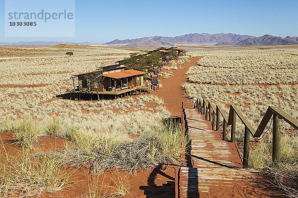 Chalets der exklusiven Wolwedans Dunes Lodge umgeben von Wüste am Rande der Namib-Wüste  NamibRand-Naturreservat  Namibia  Afrika