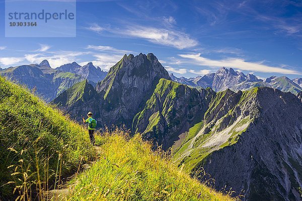 Laufbacher Eck-Weg  Panorama-Höhenweg vom Nebelhorn ins Oytal  hinten die Höfats  2259m  Allgäuer Alpen  Allgäu  Bayern  Deutschland  Europa