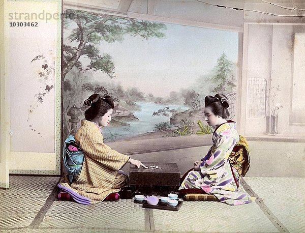 Zwei Geishas spielen  Japan  Asien