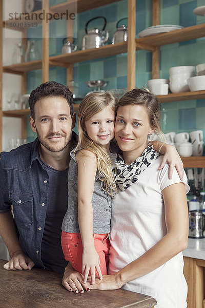 Familie zu Hause zusammen in der Küche  Portrait