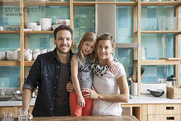 Familie zu Hause zusammen in der Küche  Portrait