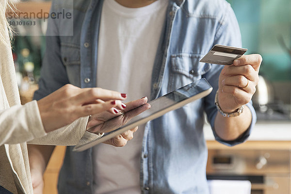 Paar mit digitalem Tablett zum Online-Shopping