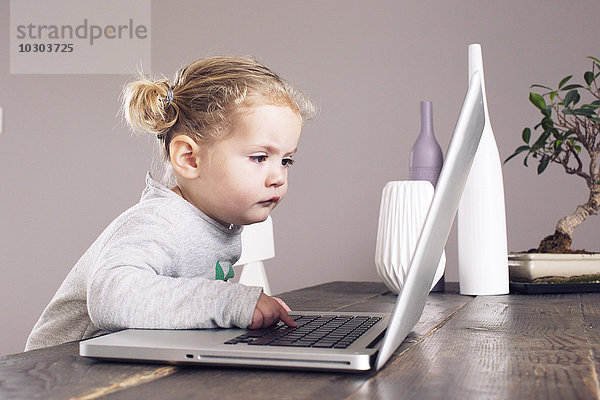 Kleines Mädchen mit Laptop-Computer