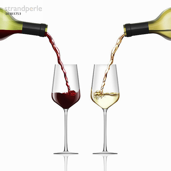 Rotwein und Weißwein wird in Gläser gegossen
