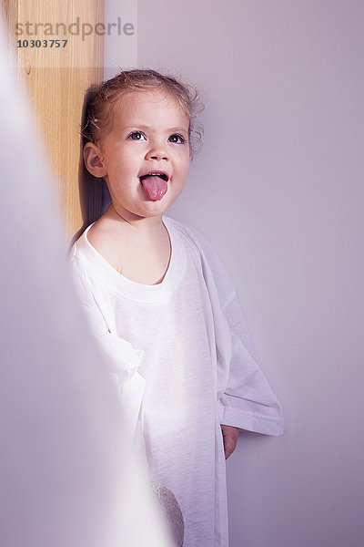 Kleines Mädchen mit herausgestreckter Zunge  Porträt