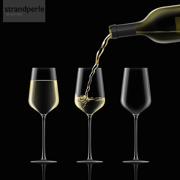 Weißwein wird in drei Gläser gegossen