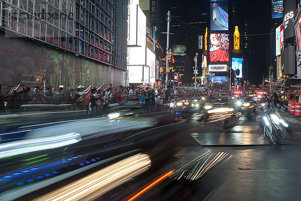 Touristen beobachten Parade am Times Square bei Nacht  Manhattan  New York City  New York  USA