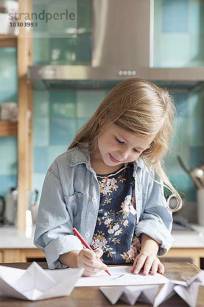 Kleines Mädchen beim Zeichnen in der Küche  Portrait