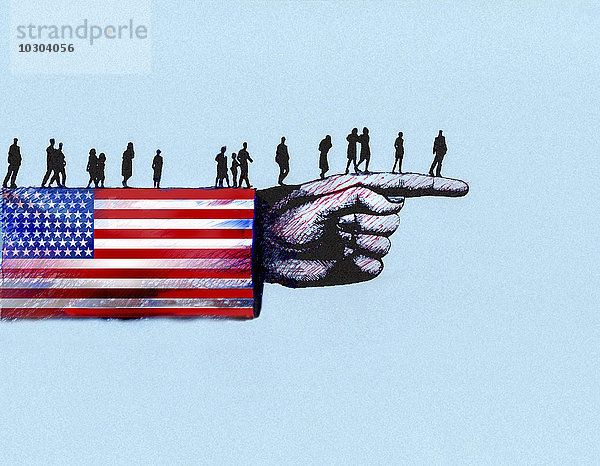 Menschen gehen auf einem Arm mit amerikanischer Flagge zu ausgestrecktem Finger