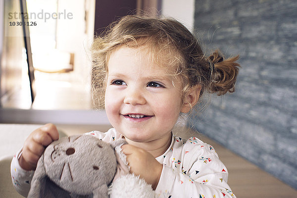 Kleines Mädchen mit Plüschtier  lächelnd  Porträt