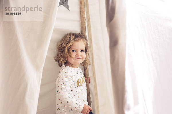 Kleines Mädchen lächelnd im Zelt  Portrait
