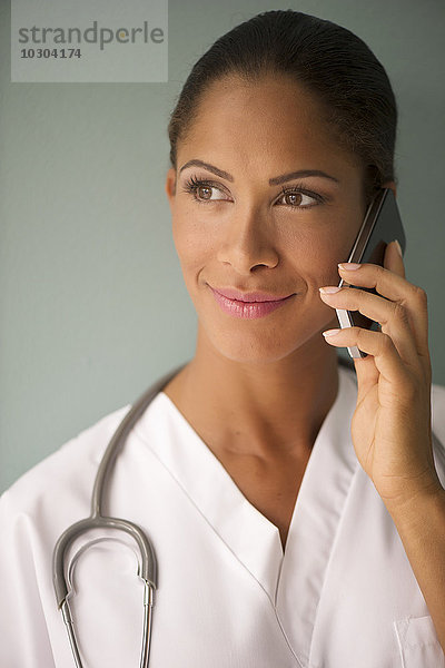 Krankenschwester mit Handy  Portrait