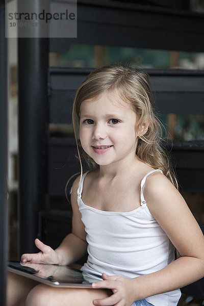 Kleines Mädchen mit digitalem Tablett  Portrait
