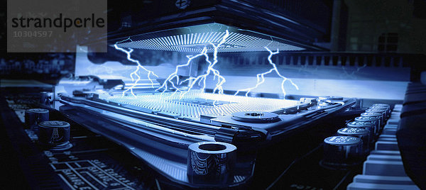 Funken elektrischer Energie im Hauptprozessor eines Computers