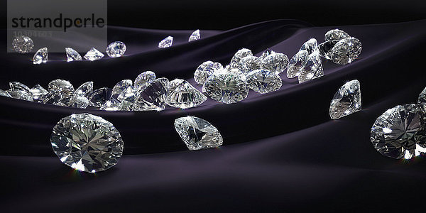 Viele Diamanten auf lilafarbenem Seidentuch