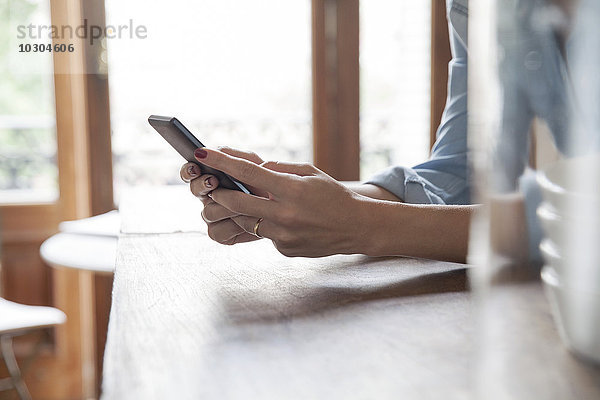 Frau mit Smartphone