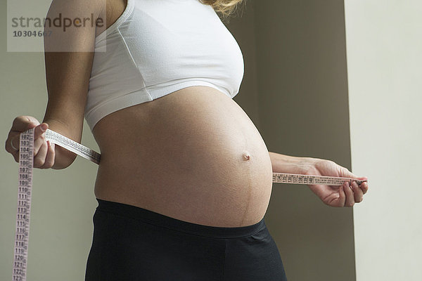 Schwangere Frau mit Taillenumfang