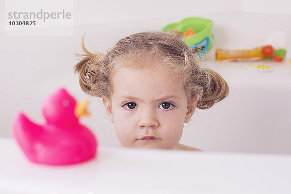 Kleines Mädchen im Bad sitzend mit unglücklichem Ausdruck  Portrait