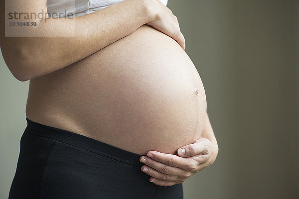 Schwangere Frau mit nacktem Bauch