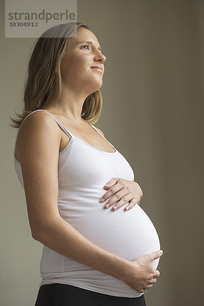 Schwangere Frau beim Wiegen des Bauches