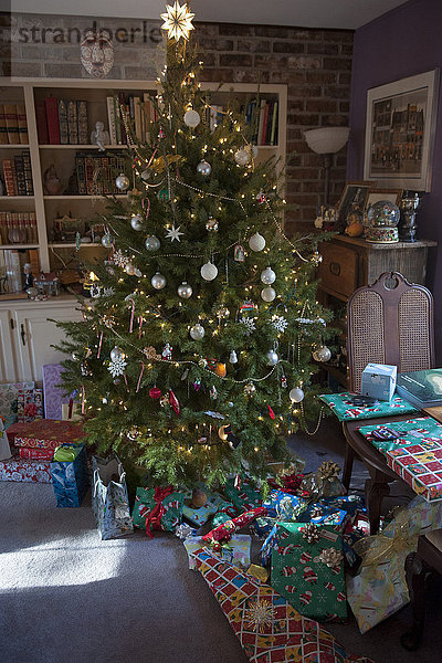 Weihnachtsbaum und Geschenke