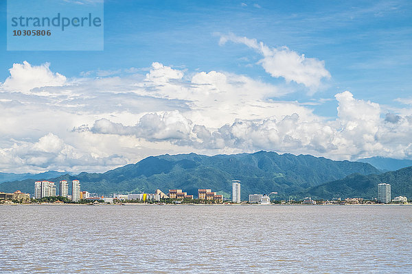 Mexiko  Blick vom Meer auf die Küste von Puerto Vallarta