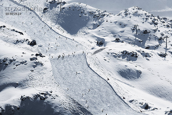 Österreich  Tirol  Ischgl  Skifahrer auf der Piste in Winterlandschaft
