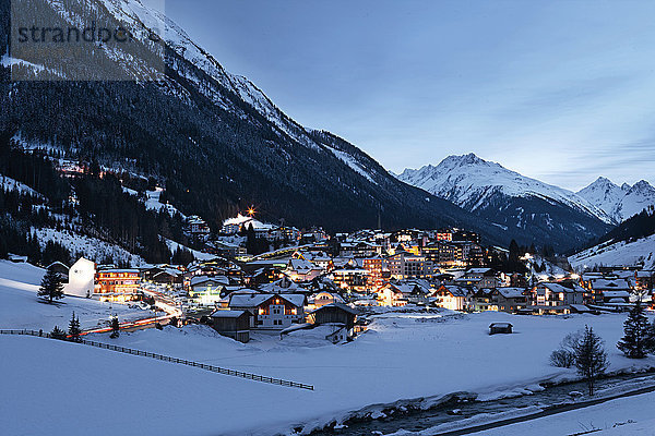 Österreich  Tirol  Blick auf Ischgl im Winter bei Dämmerung