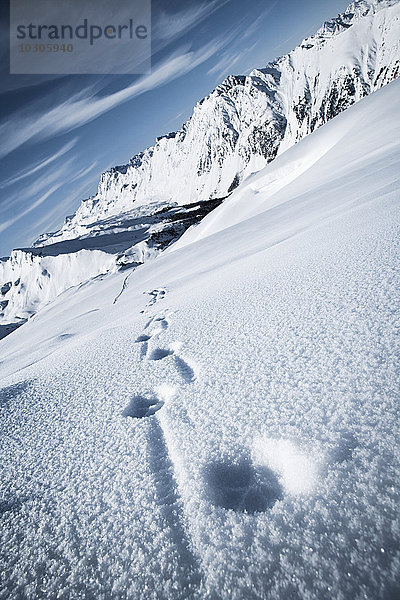 Österreich  Tirol  Ischgl  Winterlandschaft in den Bergen mit Spuren im Schnee