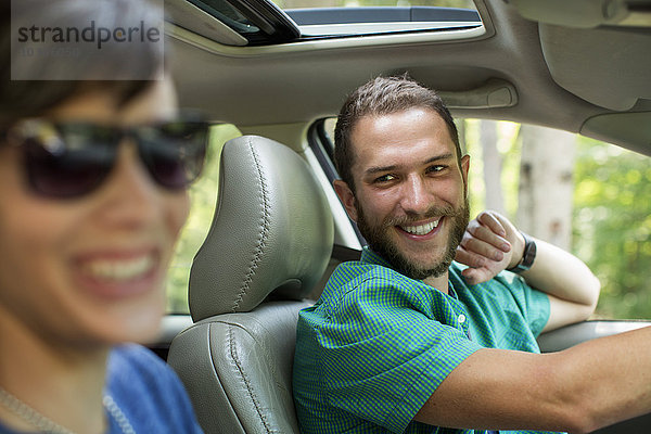 Ein Ehepaar  Mann und Frau auf einer Autoreise  in einem Auto sitzend.