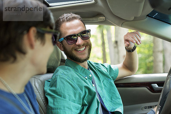 Ein Ehepaar  Mann und Frau auf einer Autoreise  in einem Auto sitzend.