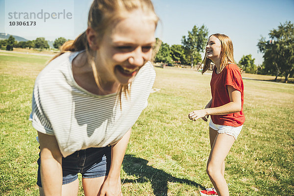 Zwei Teenager-Mädchen beim Spaß im Park