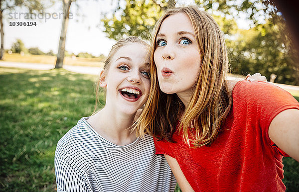 Zwei verspielte Teenager-Mädchen  die einen Selfie nehmen.