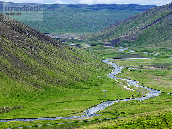 Ein Fluss  der durch ein Tal fließt  erhöhte Ansicht.