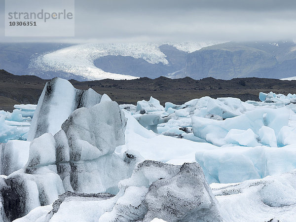 Gletschersee am Rande des Vatnajokull-Nationalparks. am Kopf des Breidamerkurjokull-Gletschers  der entstand  nachdem der Gletscher begann  sich vom Rand des Atlantiks zurückzuziehen.