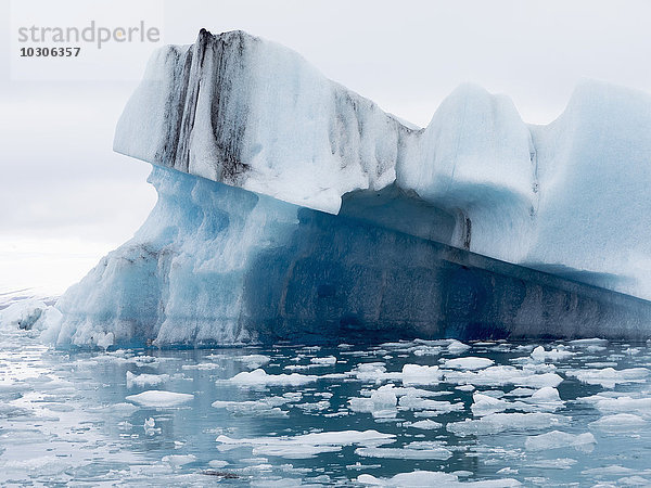 Gletschersee am Rande des Vatnajokull-Nationalparks. am Kopf des Breidamerkurjokull-Gletschers  der entstand  nachdem der Gletscher begann  sich vom Rand des Atlantischen Ozeans zurückzuziehen.