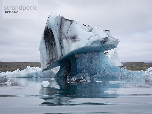 Gletschersee am Rande des Vatnajokull-Nationalparks. am Kopf des Breidamerkurjokull-Gletschers  der entstand  nachdem der Gletscher begann  sich vom Rand des Atlantischen Ozeans zurückzuziehen.