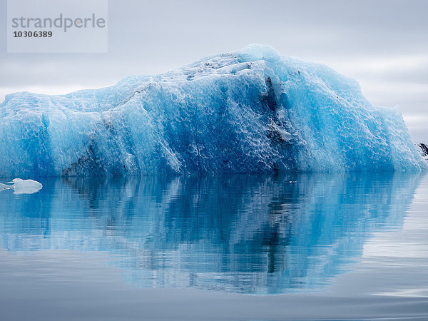 Gletschersee am Kopf des Breidamerkurjokull-Gletschers  der entstand  nachdem der Gletscher begann  sich vom Rand des Atlantischen Ozeans zurückzuziehen.