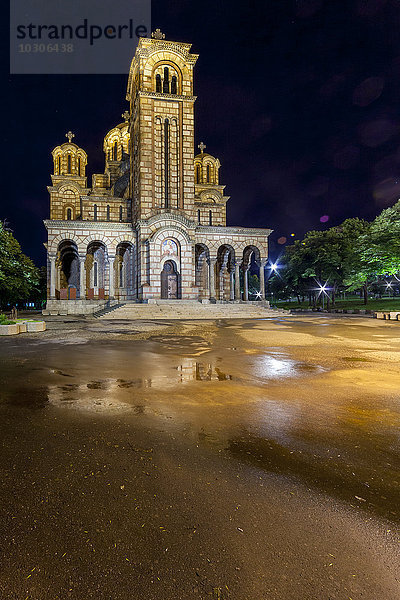Serbien  Novi Beograd  Blick auf die beleuchtete Markuskirche bei Nacht