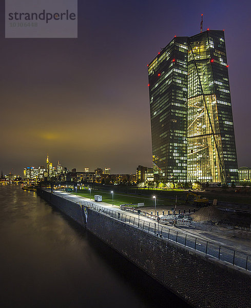 Deutschland  Hessen  Frankfurt  Blick auf die beleuchtete Europäische Zentralbank bei Sonnenuntergang