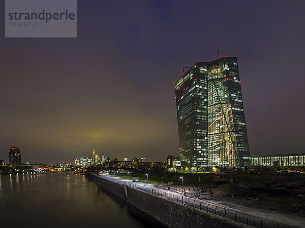 Deutschland  Hessen  Frankfurt  Blick auf die beleuchtete Europäische Zentralbank bei Sonnenuntergang